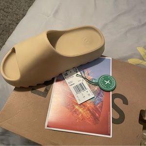 ‼️Authentic ‼️ Yeezy Slides size 5 in women‼️brand new‼️